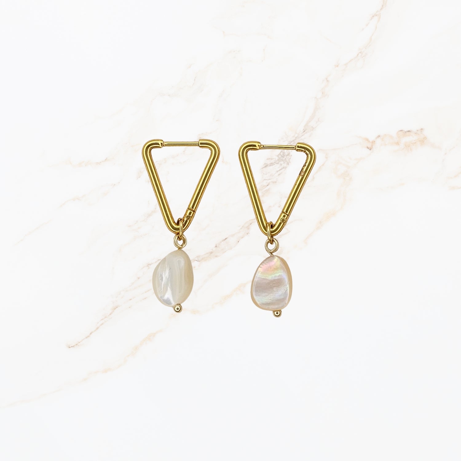 Seyso goudkleurige stainless steel driehoek oorbellen met parelmoer natuursteen hanger in elegant en modern design.