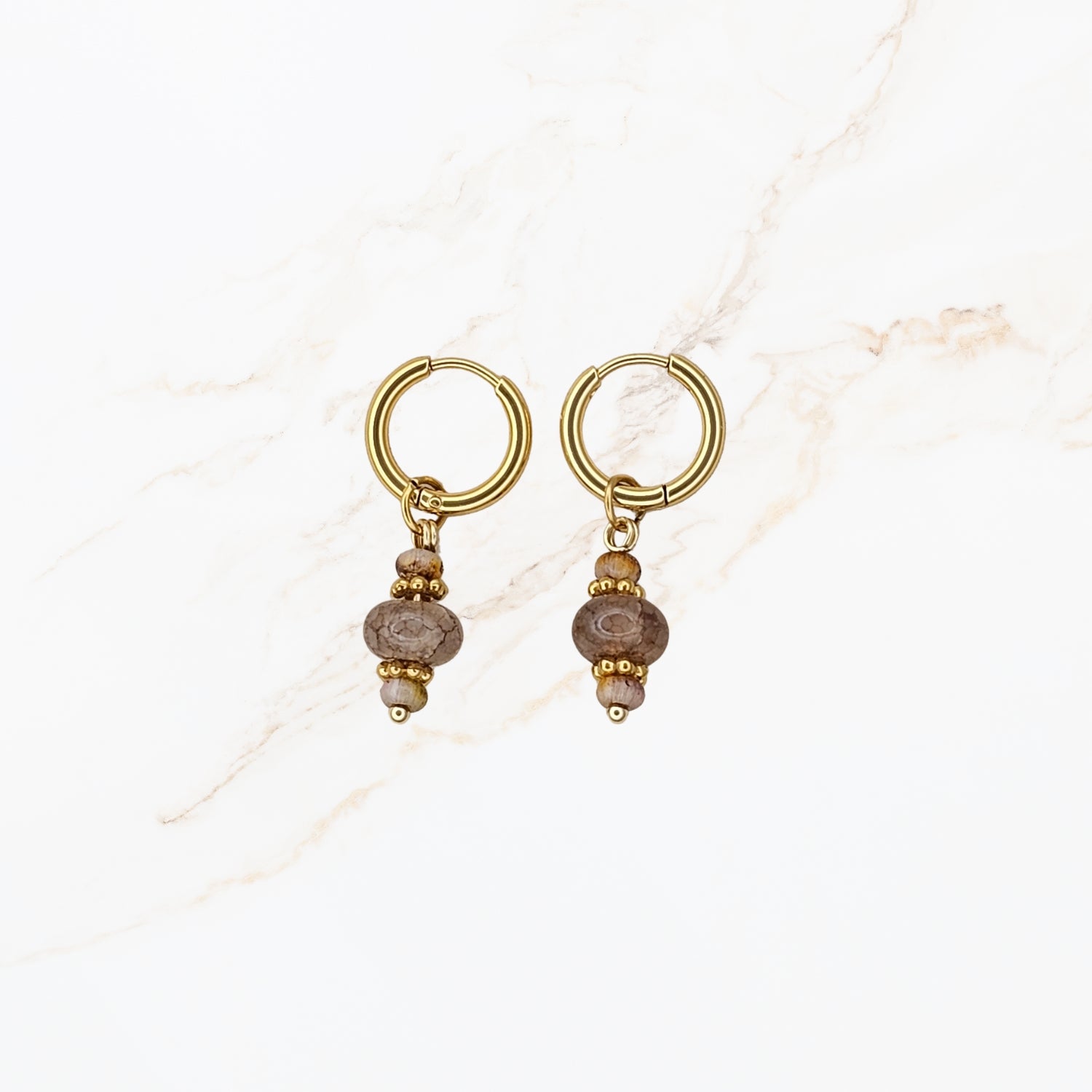 Seyso goudkleurige stainless steel hoop oorbellen met natuursteen kralen in aardetinten en elegant natuurlijk design.