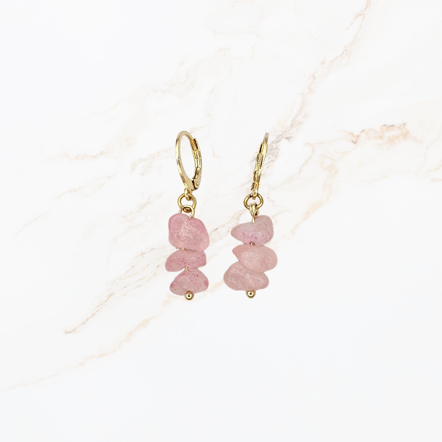 Seyso goudkleurige stainless steel hoop oorbellen met roze natuursteen chips in speels en vrouwelijk design.