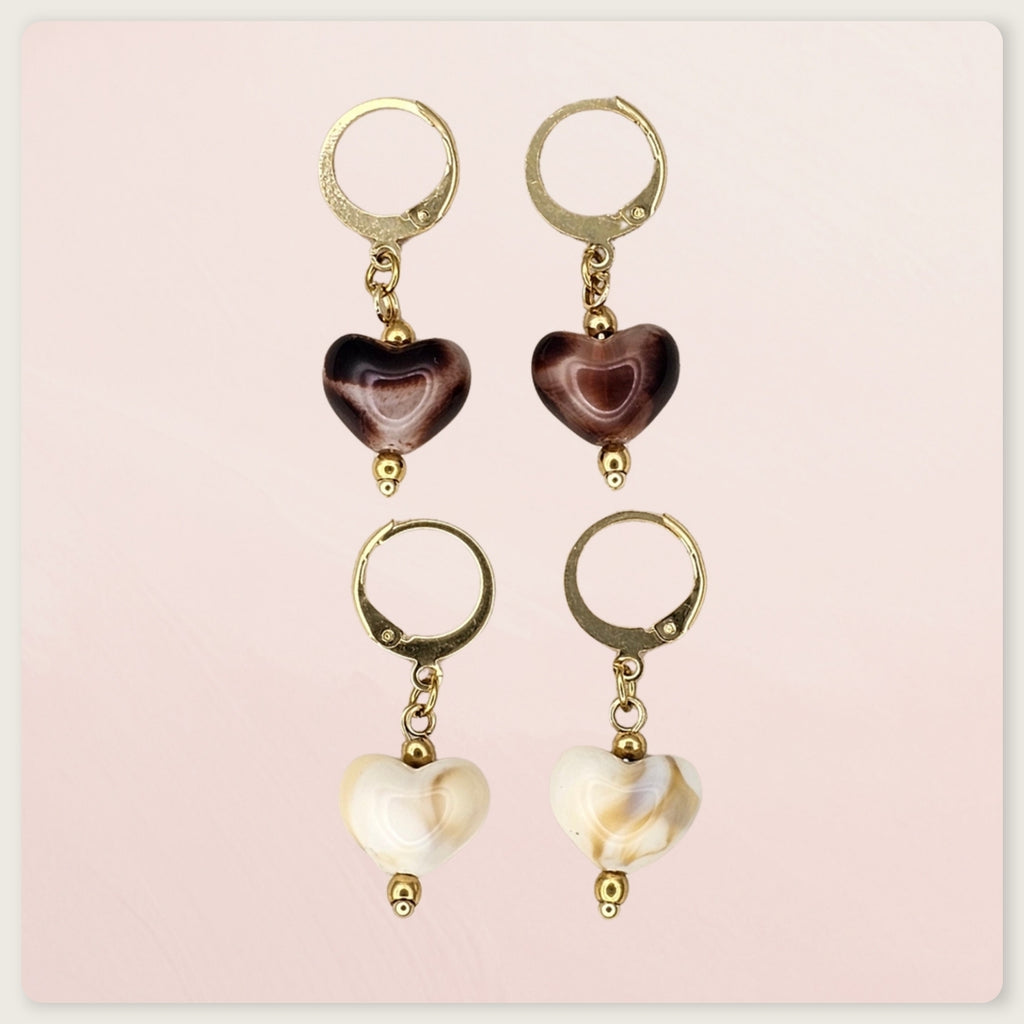 Seyso hartvormige agaat oorbellen in mokka bruintinten met goudkleurige stainless steel hoops en natuurlijke steenstructuur in warm elegant design.