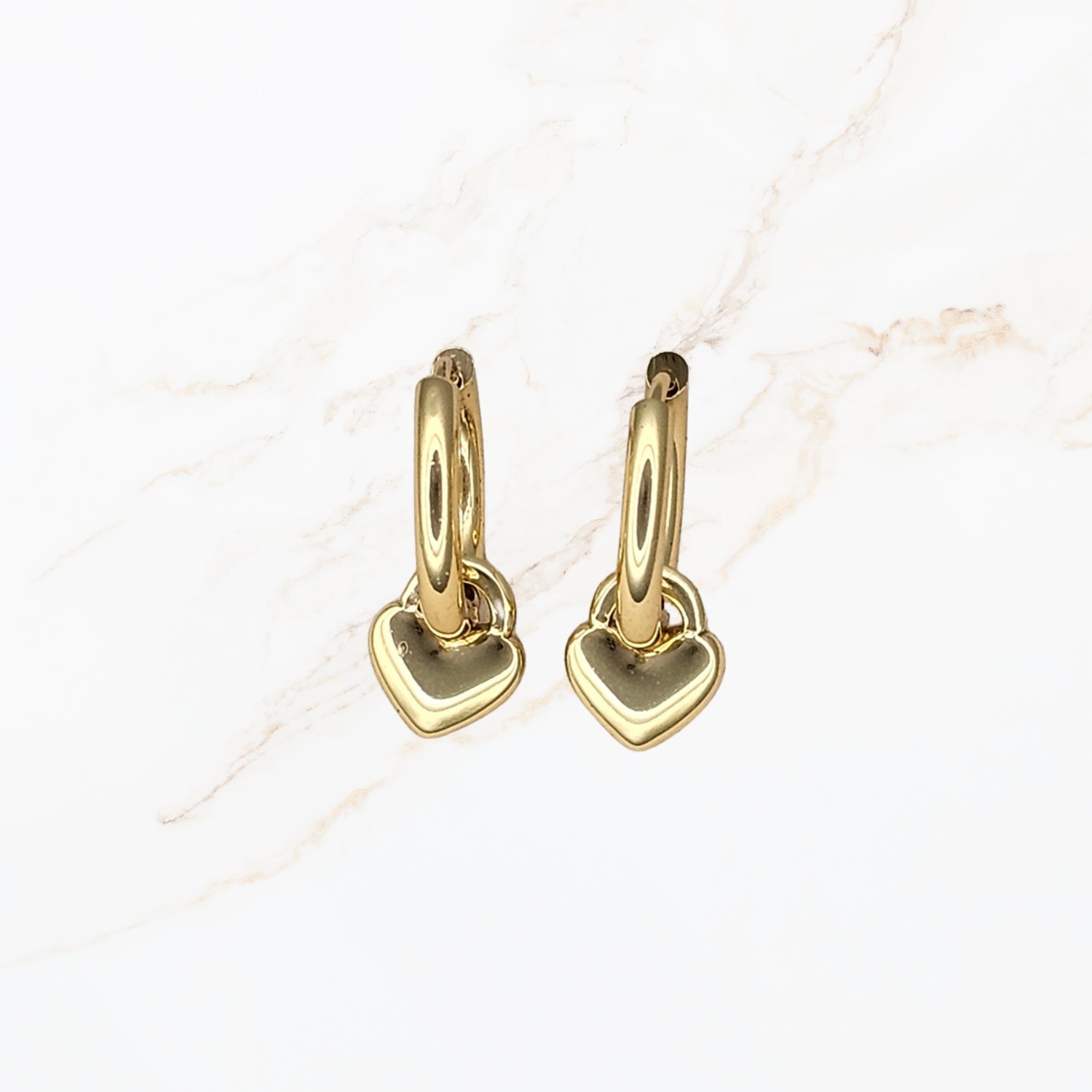 Seyso gouden hoop oorbellen met klein hart hangertje van stainless steel in minimalistisch elegant design.