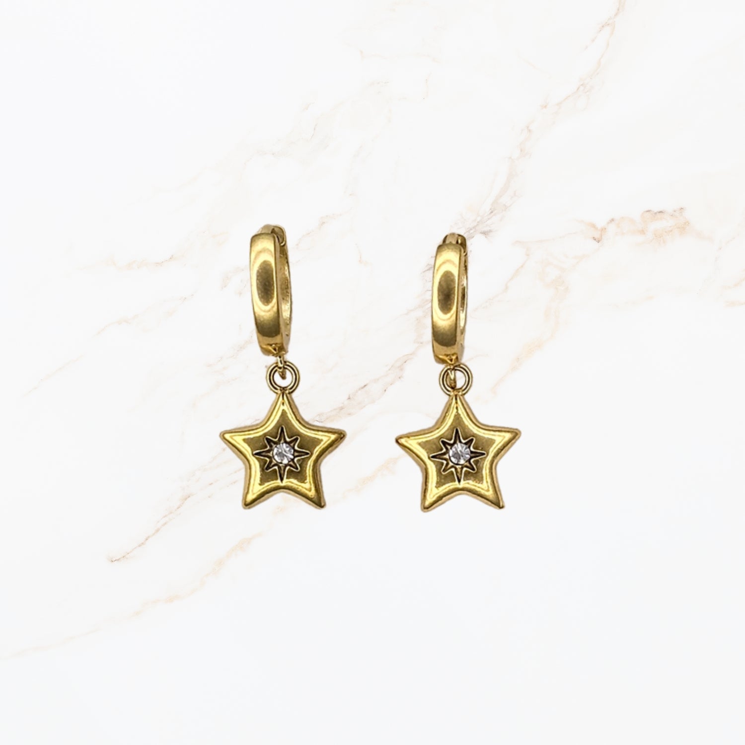 Seyso gouden hoop oorbellen met ster hanger en fonkelende steen van stainless steel in elegant speels design.