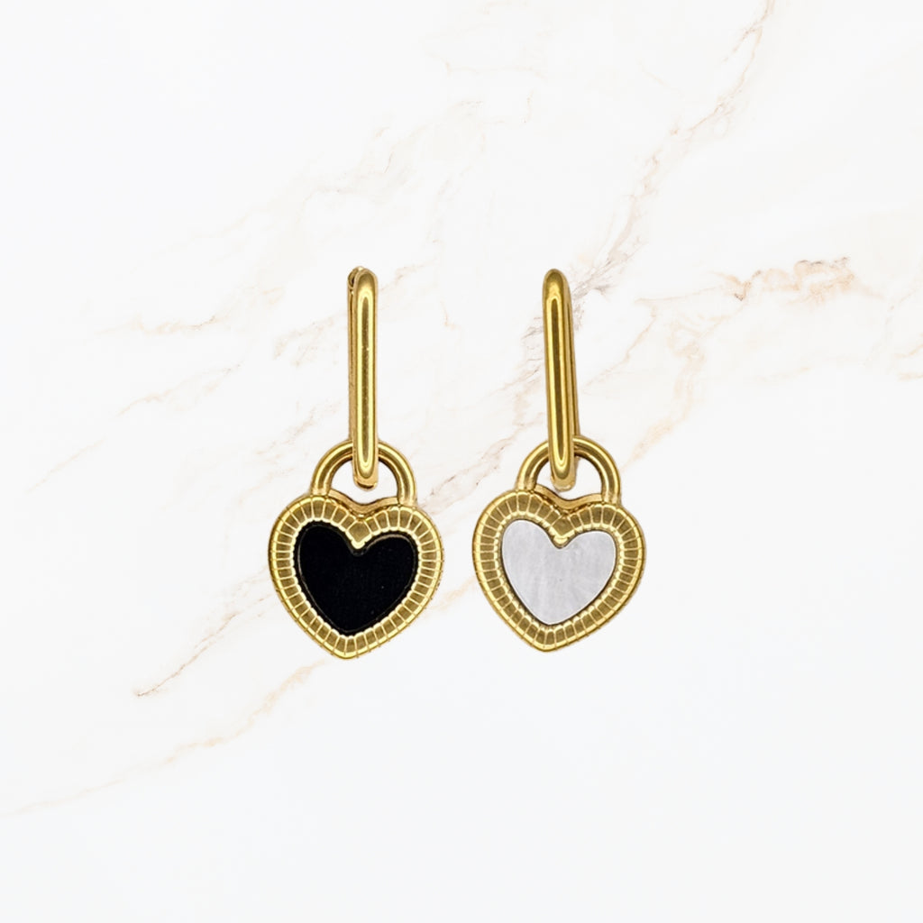 Seyso gouden hoop oorbellen met omkeerbaar hart hangertje zwart en parelmoer wit van stainless steel.