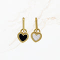 Seyso gouden hoop oorbellen met omkeerbaar hart hangertje zwart en parelmoer wit van stainless steel.