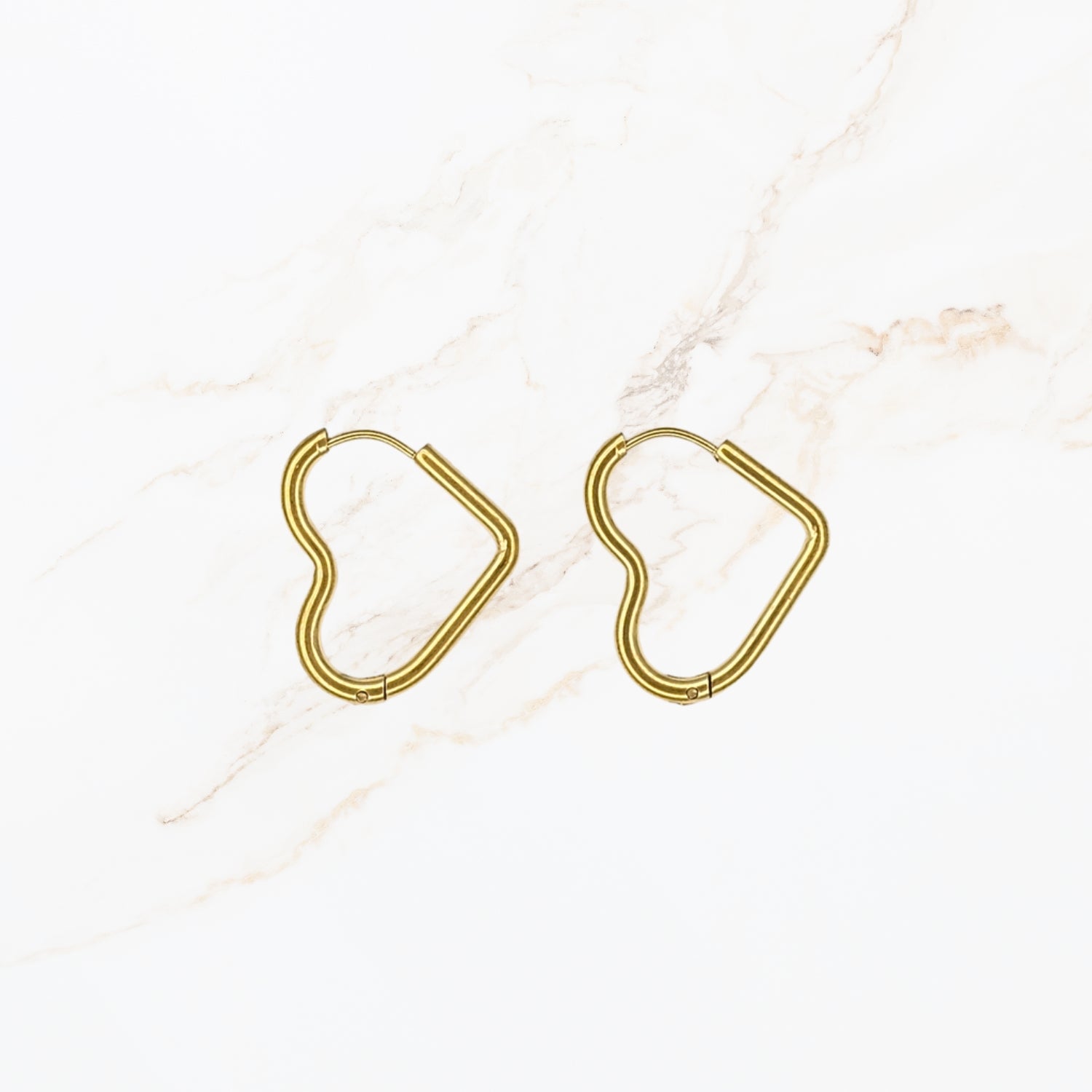 Seyso stainless steel oorbellen Amora hoops met zachte hartvorm geschikt om bedeltjes aan toe te voegen voor een persoonlijke look