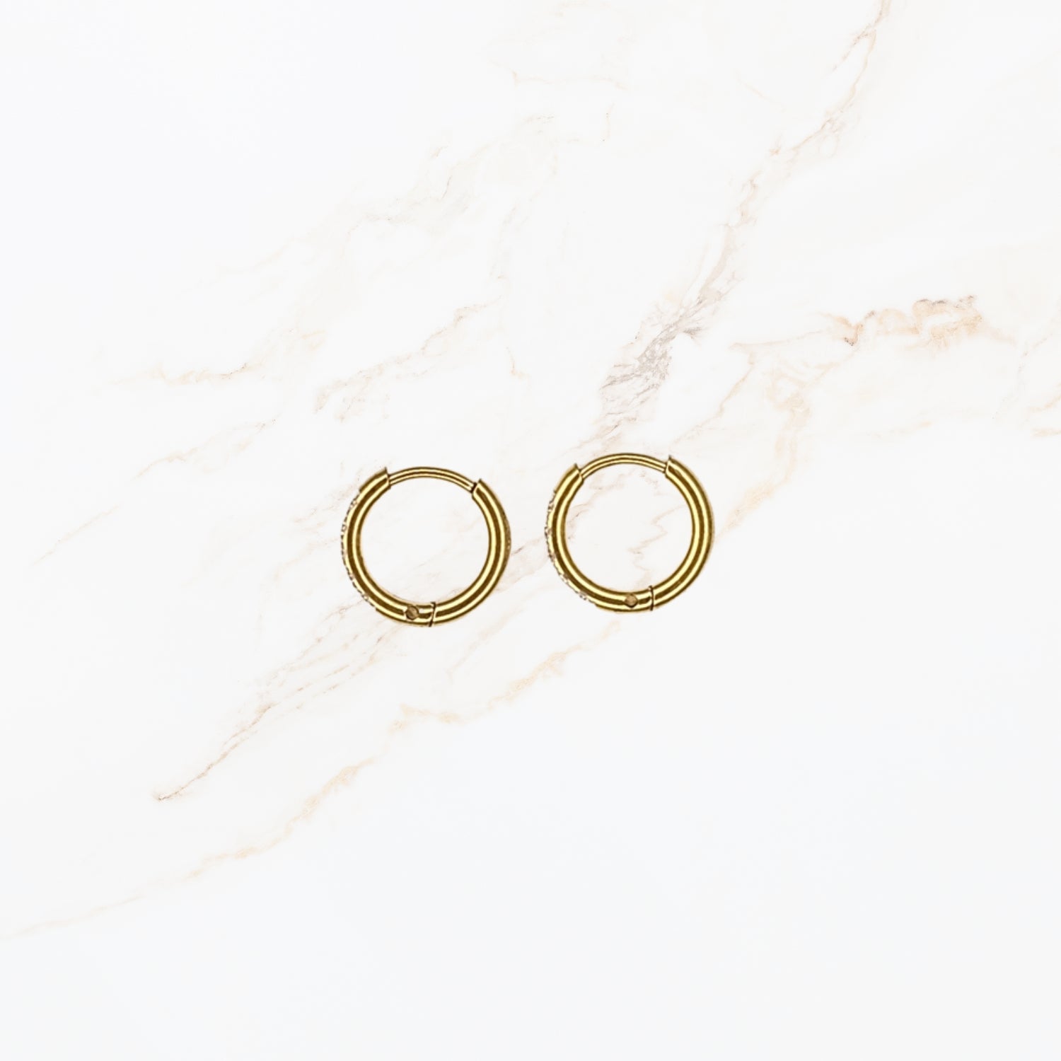 Seyso stainless steel oorbellen Lina hoops met vijf subtiele steentjes aan de voorkant geschikt om bedeltjes toe te voegen voor een persoonlijke DYO look