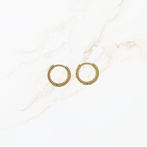 Seyso stainless steel oorbellen Lina hoops met vijf subtiele steentjes aan de voorkant geschikt om bedeltjes toe te voegen voor een persoonlijke DYO look
