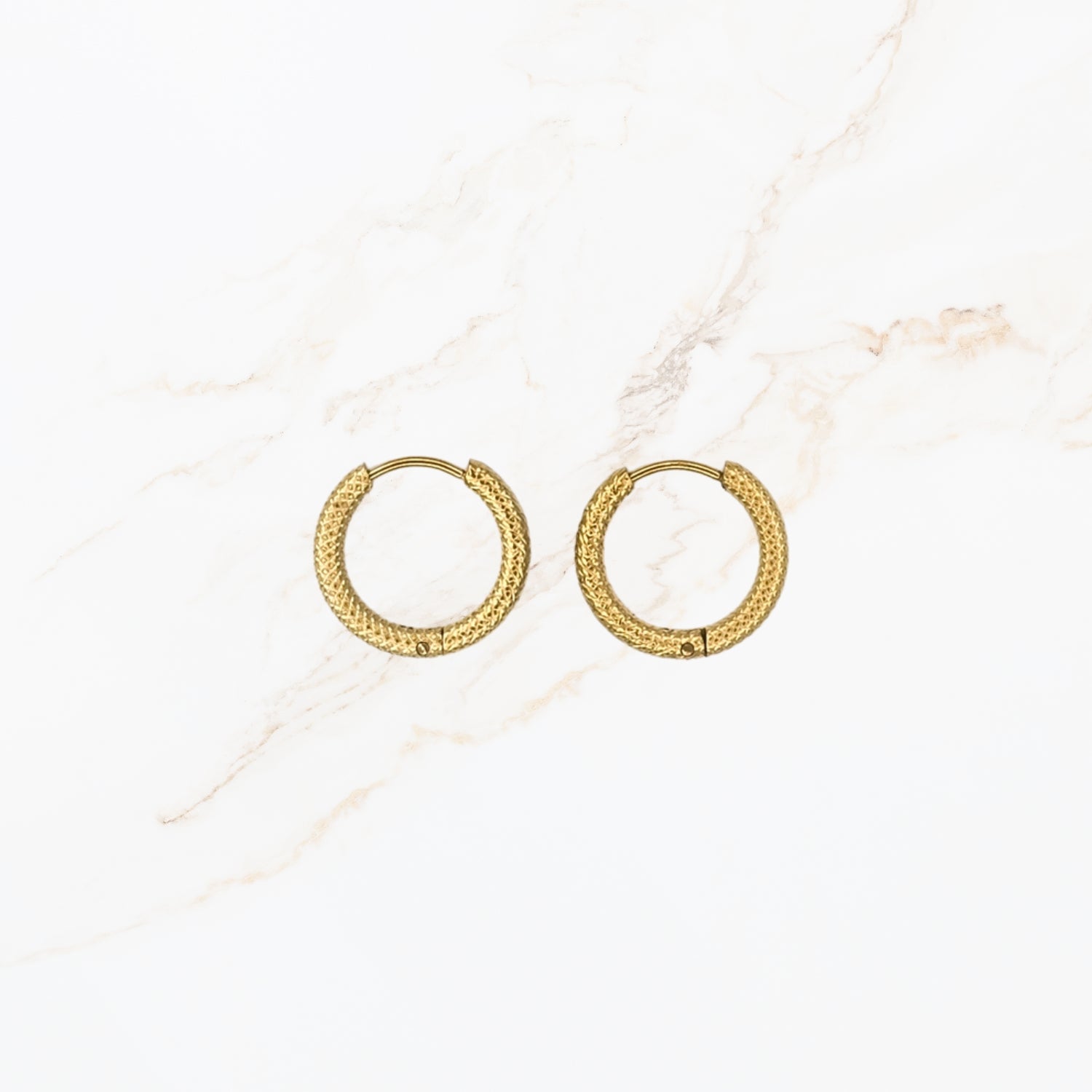 Seyso stainless steel oorbellen Xena hoops met subtiele structuur en ronde vorm geschikt om bedeltjes toe te voegen voor een persoonlijke DYO stijl