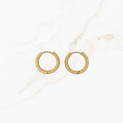 Seyso stainless steel oorbellen Xena hoops met subtiele structuur en ronde vorm geschikt om bedeltjes toe te voegen voor een persoonlijke DYO stijl