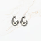 Seyso zilverkleurige oorbellen met organische curve vorm, glanzend stainless steel design met minimalistische uitstraling