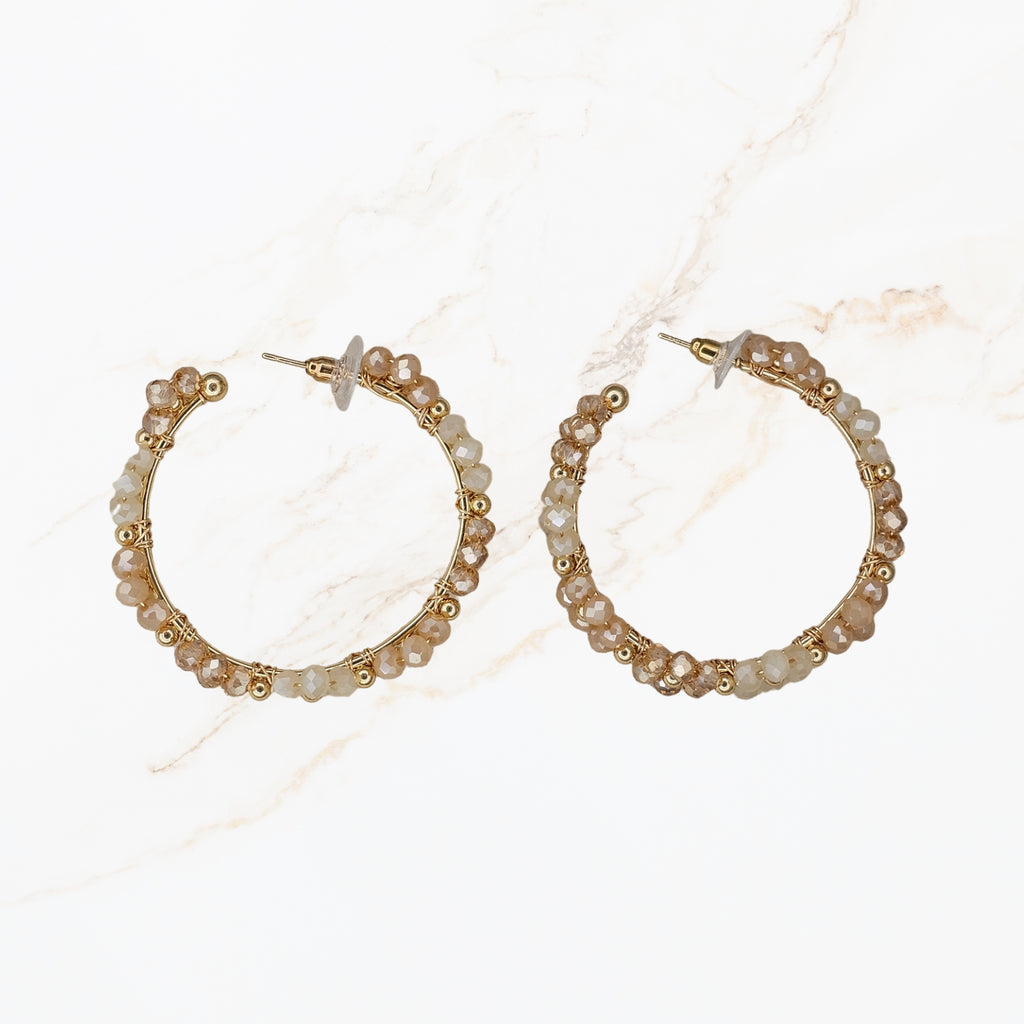 Seyso Statement hoops met nude en crème facetkralen en goudkleurige accenten in een ronde vorm