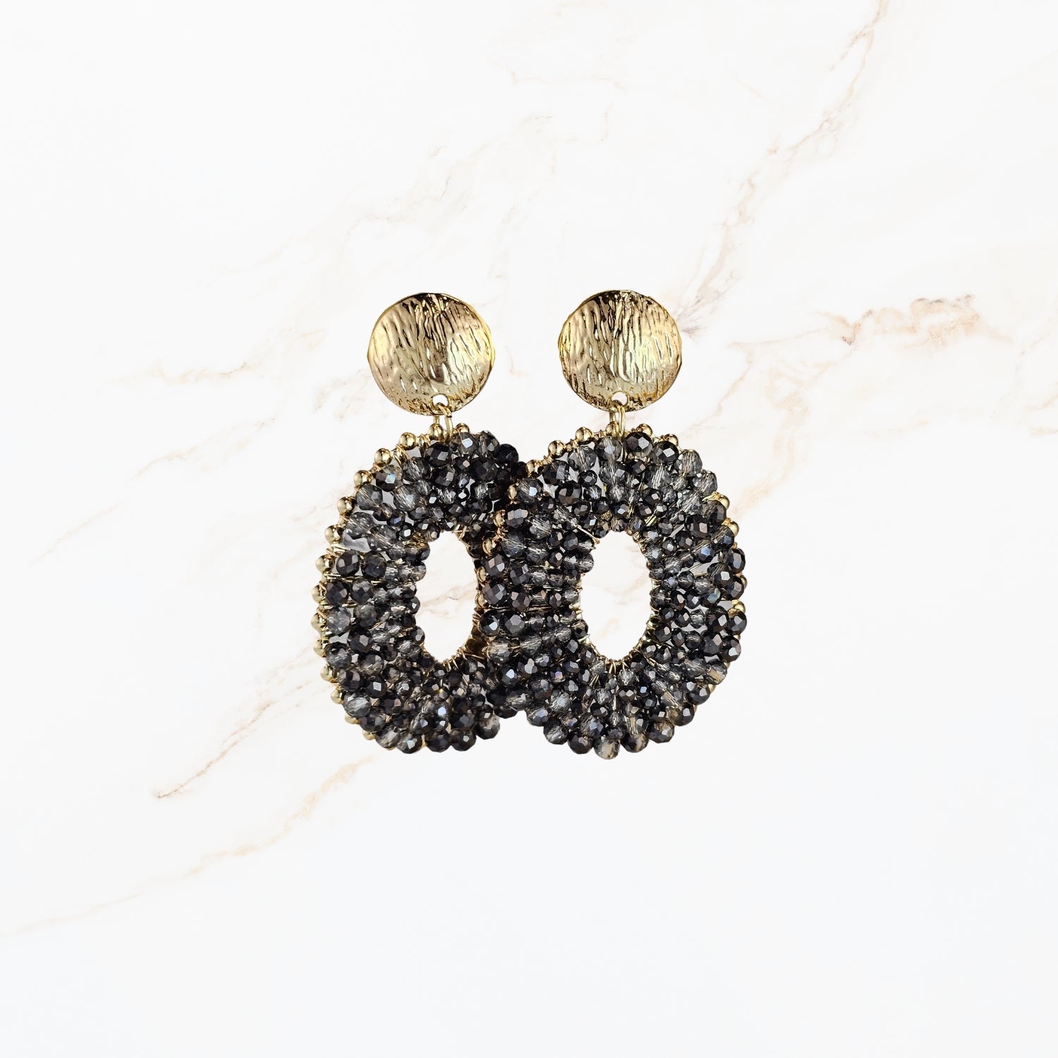 Ohrringe mit schwarzen Steinen