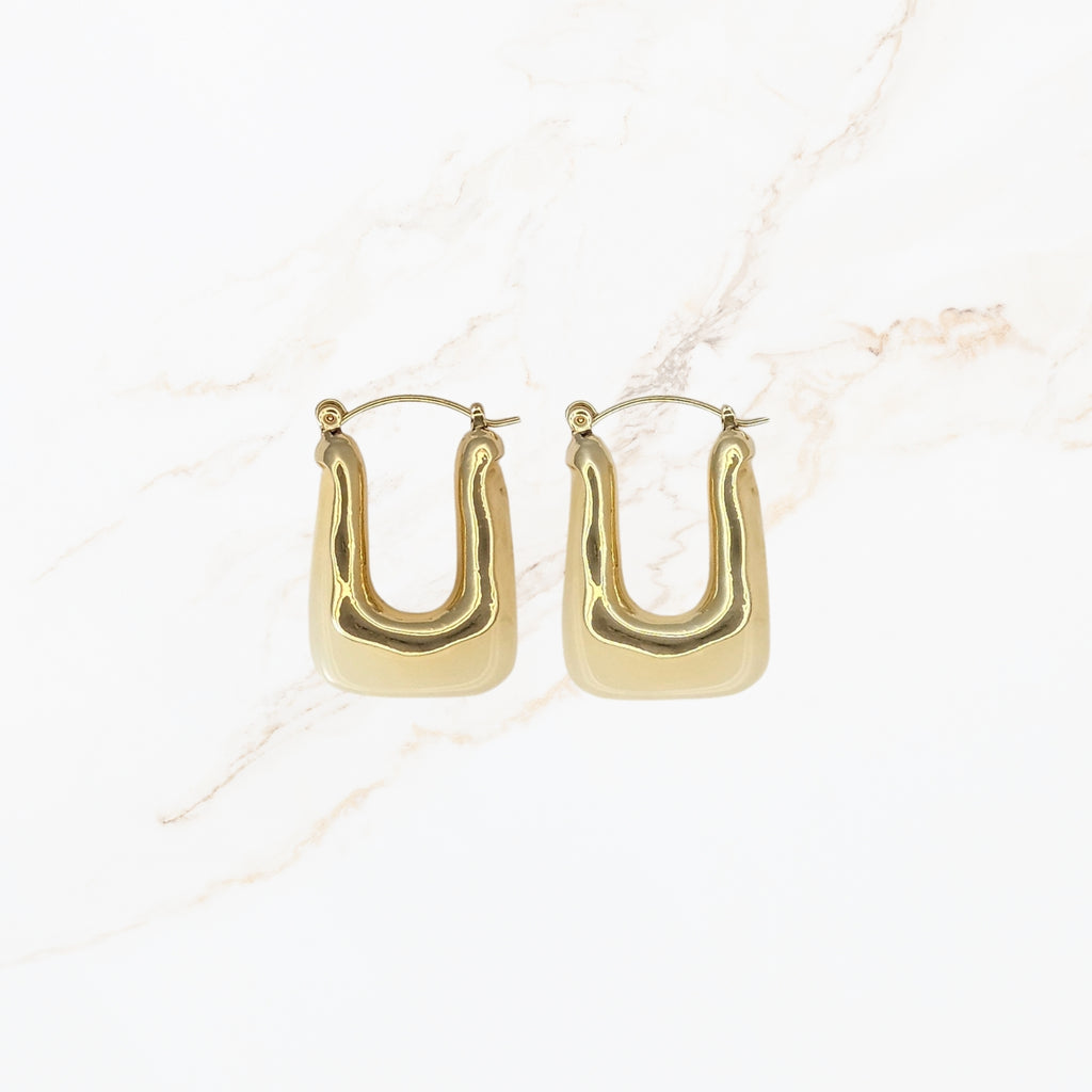 Seyso gouden U vorm oorbellen met marmerlook in wit roze en bruin. Statement oorbellen met glanzend design en elegante uitstraling.