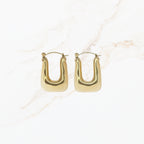 Seyso gouden U vorm oorbellen met marmerlook in wit roze en bruin. Statement oorbellen met glanzend design en elegante uitstraling.