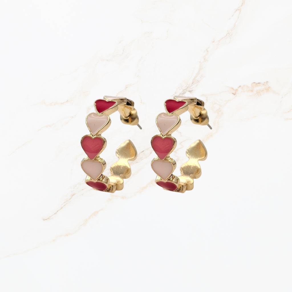 Seyso grote hoops met roze en fuchsia hartjes in goudkleurige setting