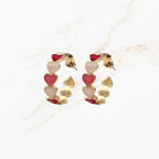 Seyso grote hoops met roze en fuchsia hartjes in goudkleurige setting