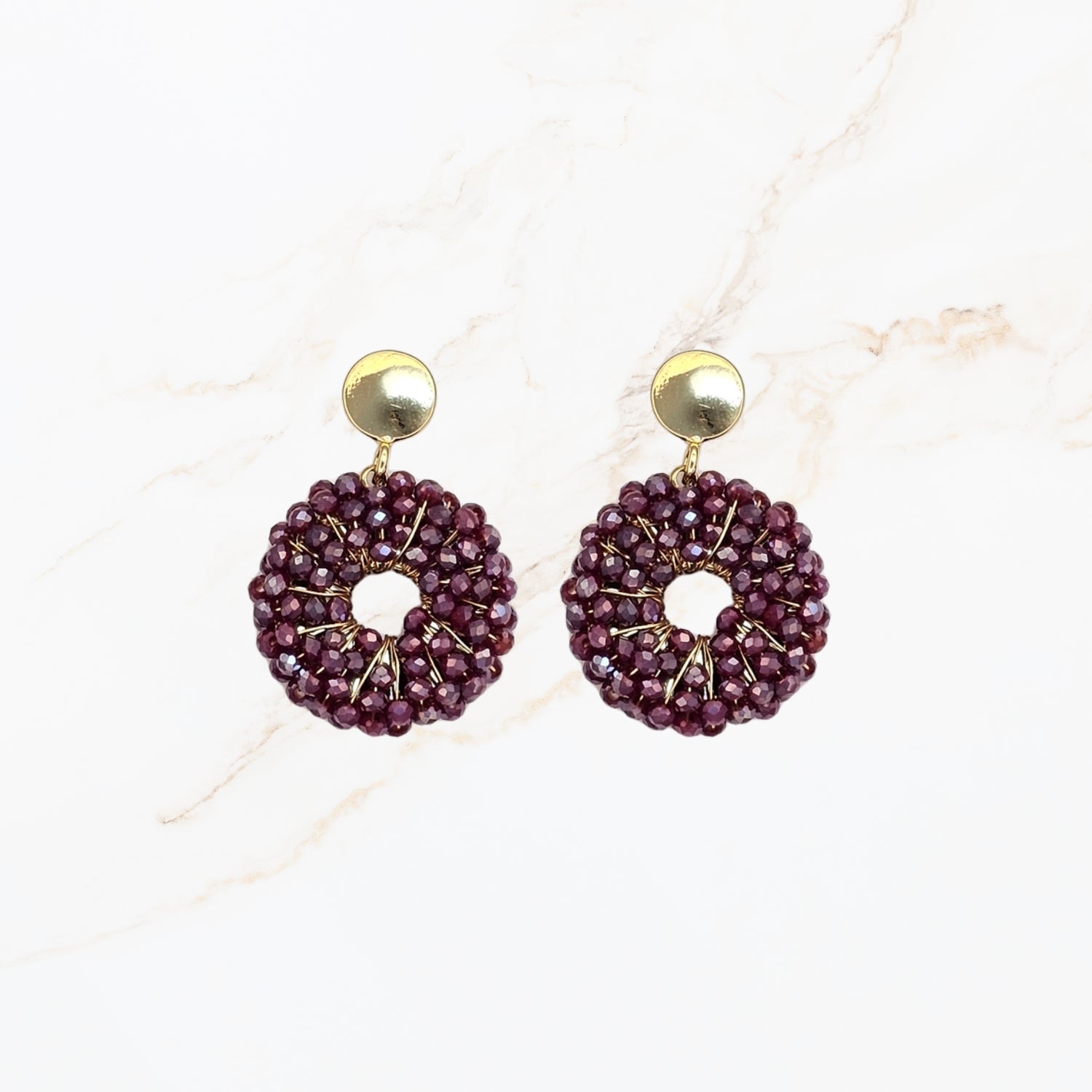 Bordeau rood paarse statement oorbellen met ronde vorm, handgeregen kralen en goudkleurige details