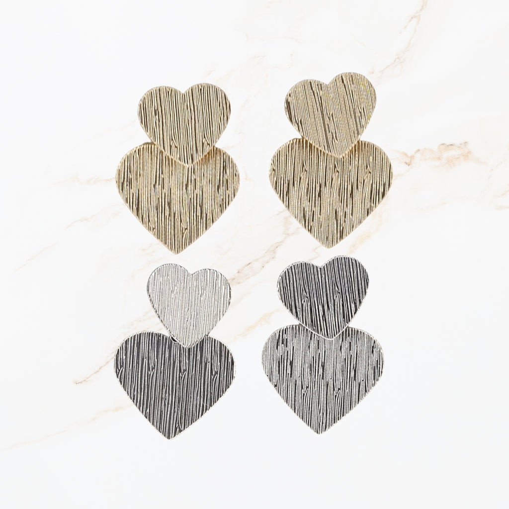 Seyso dubbel hart oorbellen van zinklegering met textuur, verkrijgbaar in goud- en zilverkleur, vrouwelijk en speels design