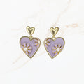 Seyso pastel hart oorbellen met bloemdetail en goudkleurige rand in zachte tinten