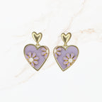 Seyso pastel hart oorbellen met bloemdetail en goudkleurige rand in zachte tinten