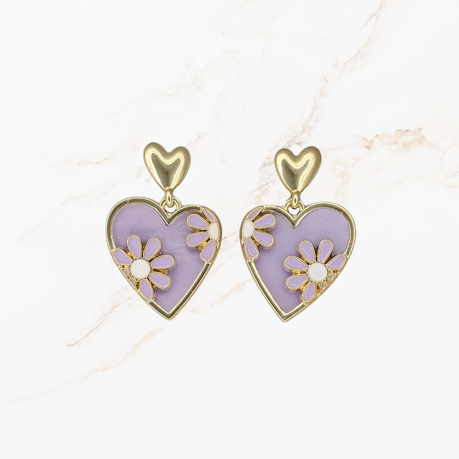 Seyso pastel hart oorbellen met bloemdetail en goudkleurige rand in zachte tinten