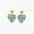 Seyso mintgroene blauw hart oorbellen met turquoise bloemdetails en goudkleurige rand in pastel tint