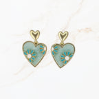 Seyso mintgroene blauw hart oorbellen met turquoise bloemdetails en goudkleurige rand in pastel tint