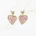 Seyso roze hart oorbellen met bloemdetails en goudkleurige rand in zachte pastel tint