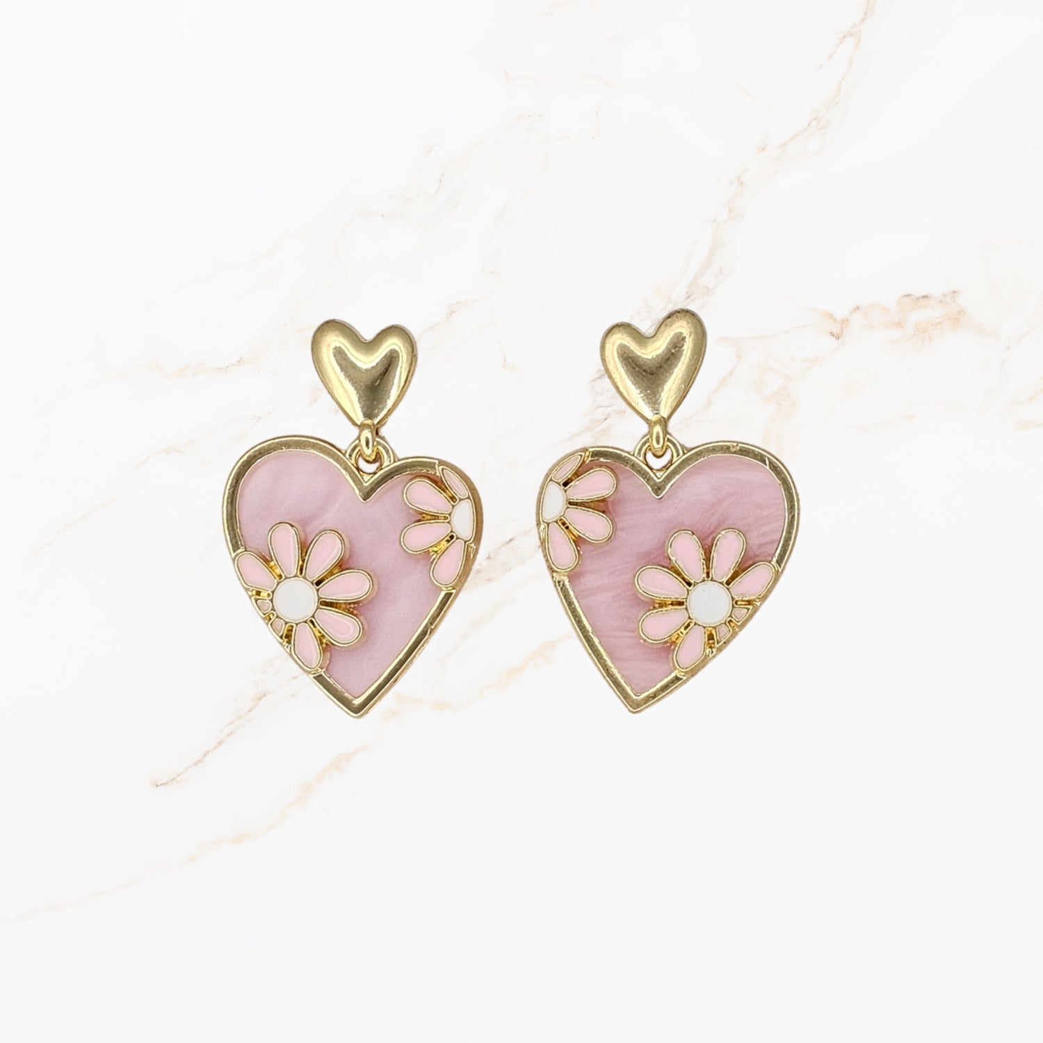 Seyso roze hart oorbellen met bloemdetails en goudkleurige rand in zachte pastel tint