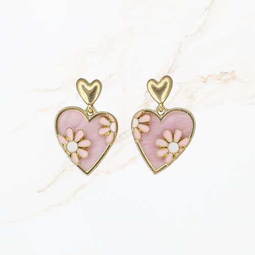 Seyso roze hart oorbellen met bloemdetails en goudkleurige rand in zachte pastel tint