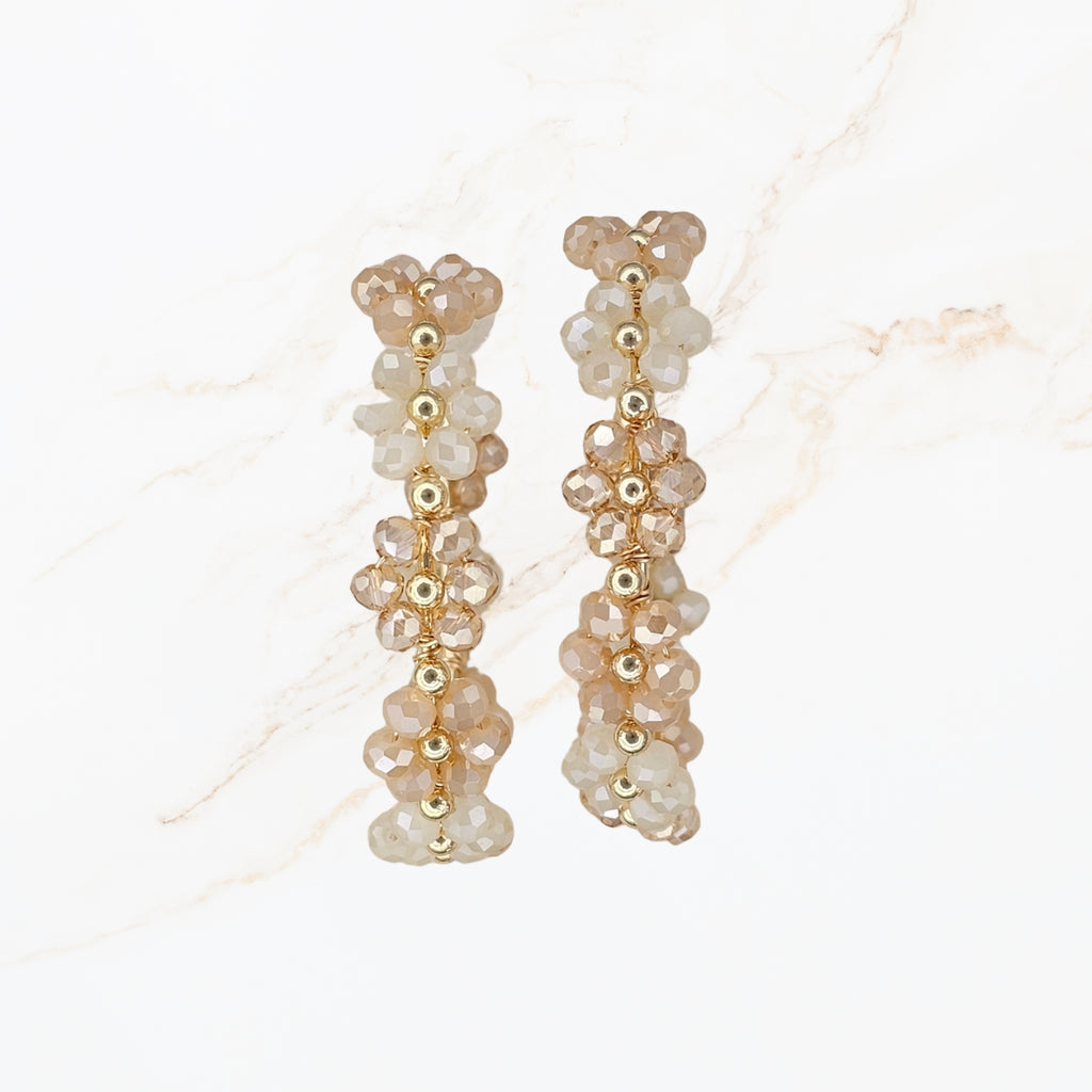 Seyso Statement hoops met nude en crème facetkralen en goudkleurige accenten in een ronde vorm