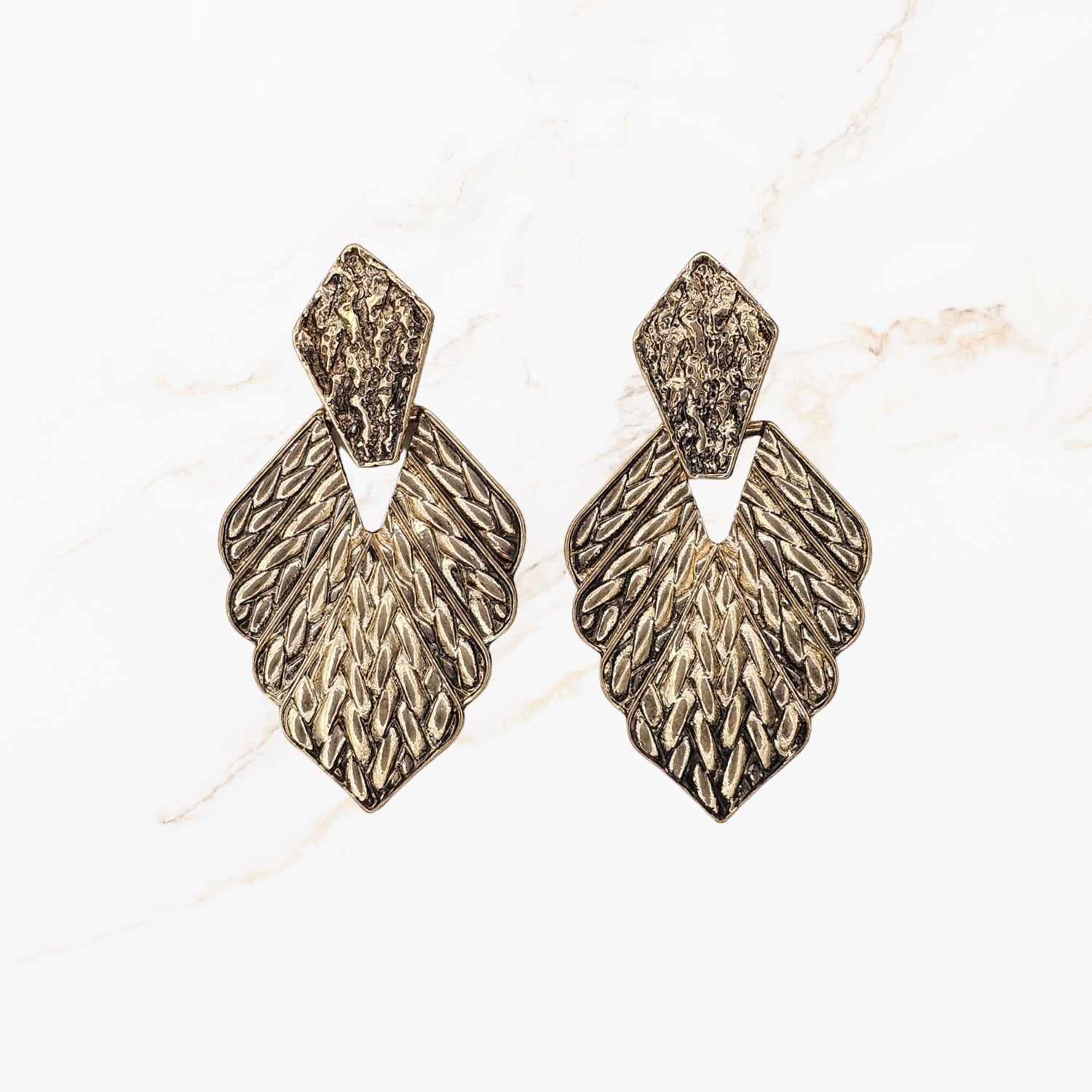 Seyso statement oorbellen in vintage goudkleur met gelaagde bladvorm en reliëf structuur