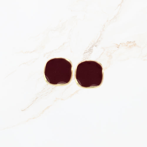 Seyso Bordeaux studs met goudkleurige rand in vierkante organische vorm