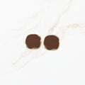 Seyso mocha bruine studs met goudkleurige rand in vierkante organische vorm