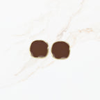 Seyso mocha bruine studs met goudkleurige rand in vierkante organische vorm