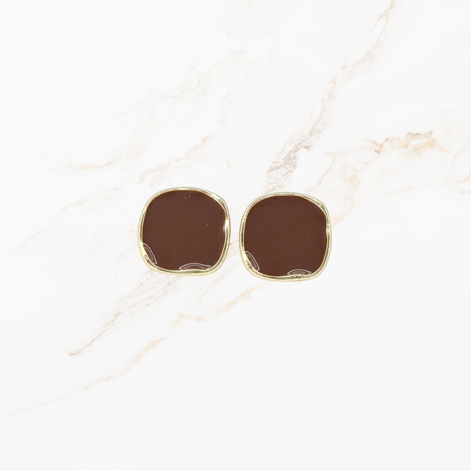 Seyso mocha bruine studs met goudkleurige rand in vierkante organische vorm