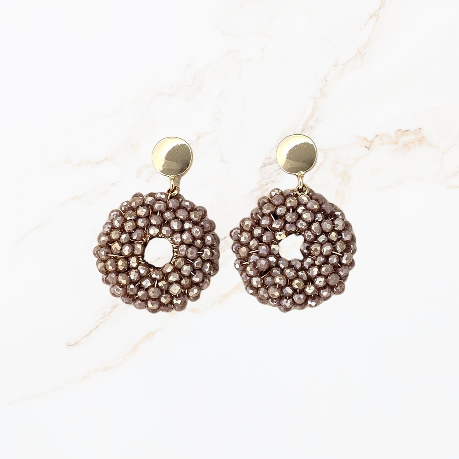 Seyso Bruine statement oorbellen met ronde vorm en kralen. Gemaakt van Zinklegering in verguld goud. Om iedere dag te dragen