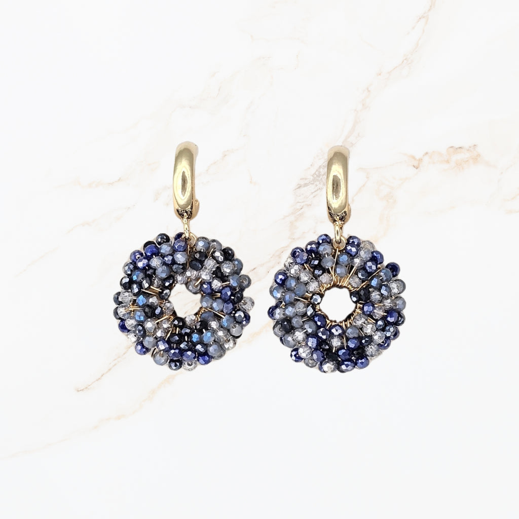 Seyso luxe oorbellen met ronde hanger van blauwe en grijze kralen en goudkleurige sluiting