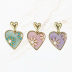 Seyso mintgroene blauw hart oorbellen met turquoise bloemdetails en goudkleurige rand in pastel tint