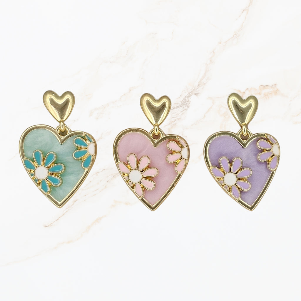 Seyso pastel hart oorbellen met bloemdetail en goudkleurige rand in zachte tinten