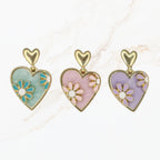 Seyso pastel hart oorbellen met bloemdetail en goudkleurige rand in zachte tinten