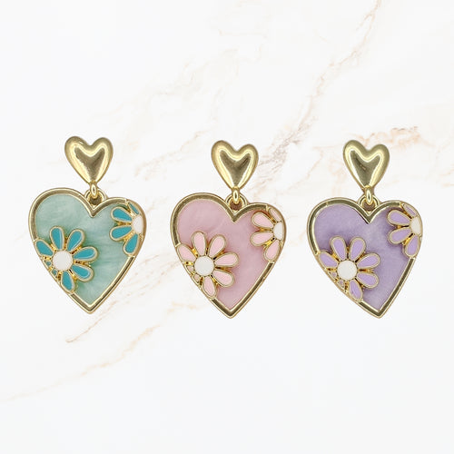 Seyso roze hart oorbellen met bloemdetails en goudkleurige rand in zachte pastel tint