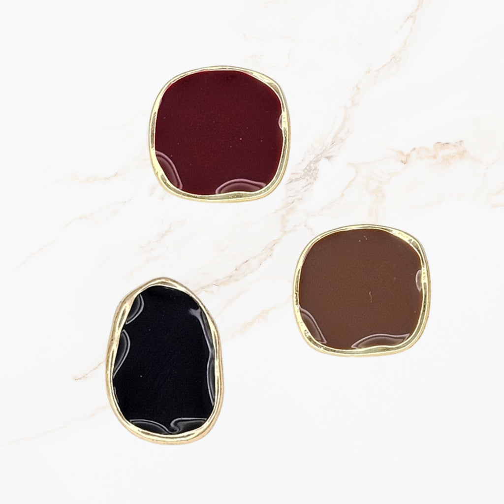 Seyso mocha bruine studs met goudkleurige rand in vierkante organische vorm