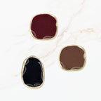 Seyso mocha bruine studs met goudkleurige rand in vierkante organische vorm