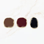 Seyso mocha bruine studs met goudkleurige rand in vierkante organische vorm