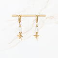 Oorbel met gouden detail en witte kralen