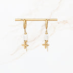 Oorbel met gouden detail en witte kralen