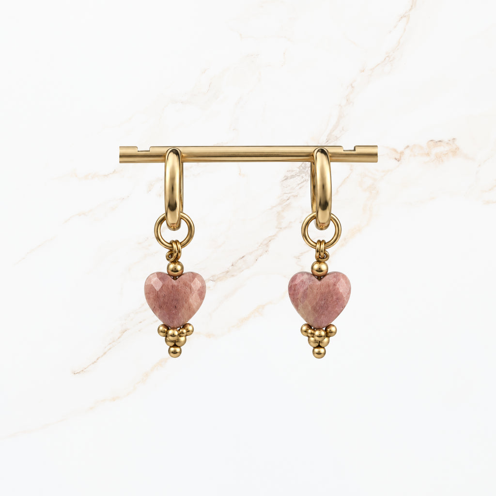 Schattige roze hartjes oorbellen met zachtroze hartvormige kralen en goudkleurige oorhaken. Subtiele handgemaakte dames sieraden van Seyso.