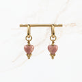 Schattige roze hartjes oorbellen met zachtroze hartvormige kralen en goudkleurige oorhaken. Subtiele handgemaakte dames sieraden van Seyso.