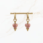 Schattige roze hartjes oorbellen met zachtroze hartvormige kralen en goudkleurige oorhaken. Subtiele handgemaakte dames sieraden van Seyso.